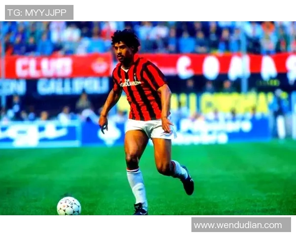 漫画风格球星足球壁纸，动感与激情并存，尽显球场魅力与明星风采